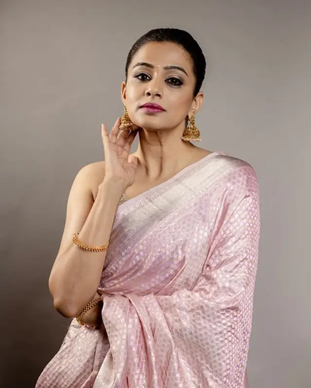 PRIYAMANI IN SOUTH INDIAN TRADITIONAL PINK SAREE SLEEVELESS BLOUSE 3